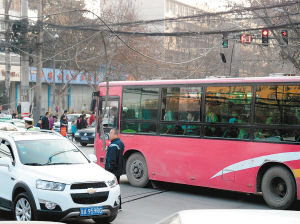 一個多小時，除了短暫的休息，郭師傅一直在車流中舉著木棍 圖片由市民孫先生提供