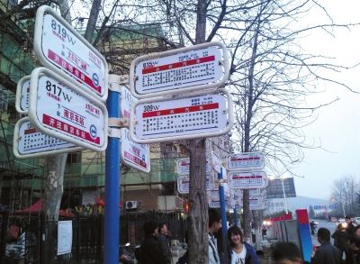 3月16日，江蘇省南京市，眾多乘客在“火車站廣場東”站臺候車。圖/東方IC