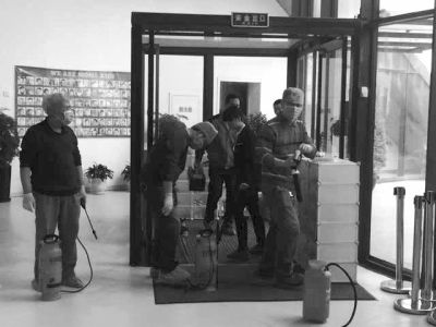 相關(guān)人員正在對園區(qū)消毒。讀者供圖