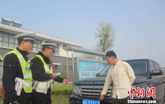 亮假軍官證開(kāi)套牌路虎 男子編造“舅舅在公安部” 亮假軍官證開(kāi)套牌路虎 男子編造“舅舅在公安部”