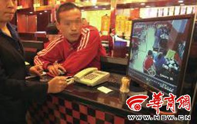 昨日，李女士展示從火鍋店抱回的火鍋，內有濕巾