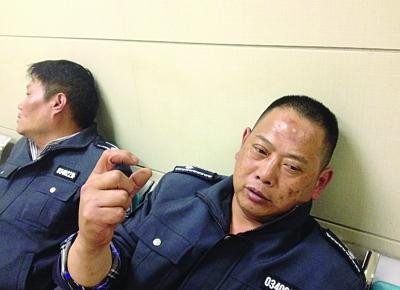 被打傷的城管隊(duì)員。陳郁攝