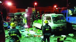 渣土車側(cè)翻在地，現(xiàn)場一片狼藉