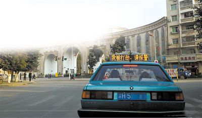 前天傍晚，石柱縣城內(nèi)，譚師傅開著“我被打劫，請報(bào)警”的出租車載客，市民看到后紛紛報(bào)警。網(wǎng)絡(luò)截圖