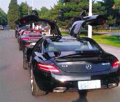 近日，一組“北體大畢業(yè)典禮豪車云集堪比車展”組圖在網(wǎng)絡(luò)爆紅。網(wǎng)絡(luò)截圖