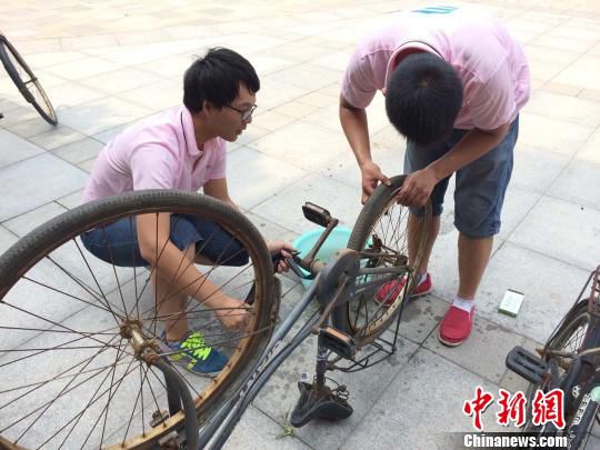 大學(xué)生復(fù)活300余輛“僵尸”自行車建誠信車棚 大學(xué)生復(fù)活300余輛“僵尸”自行車建誠信車棚