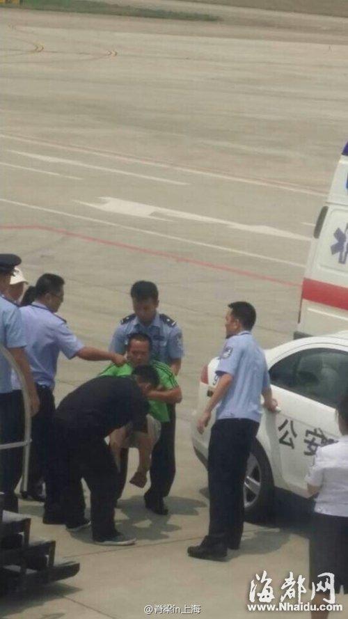 福建機場航班臨起飛 疑似精神病男子被抬下飛機