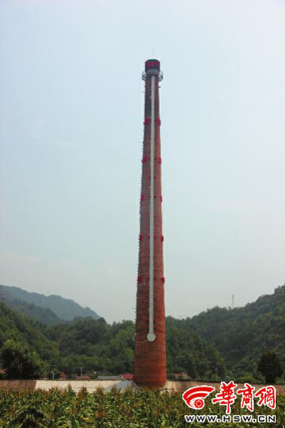 昨日中午，68米高的“溫度計(jì)”最上端，顯示著實(shí)時(shí)溫度