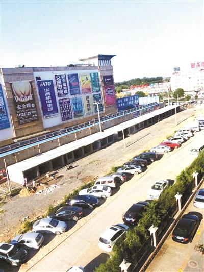 北京一商場(chǎng)旁3天蓋43間平房 城管稱正調(diào)查