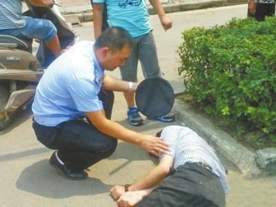 民警用警帽為醉倒男子扇風(fēng)遮陽走紅網(wǎng)絡(luò)(圖) 民警用警帽為醉倒男子扇風(fēng)遮陽走紅網(wǎng)絡(luò)(圖)