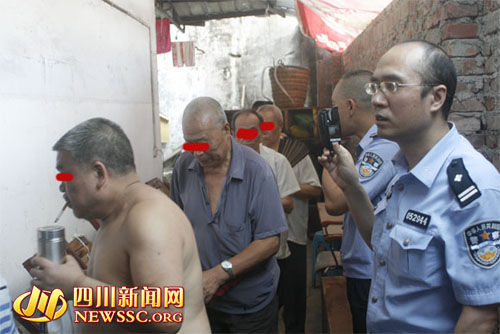 四川8旬老漢經(jīng)營色情茶館 87歲嫖客被抓現(xiàn)行(圖)