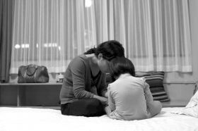 8月19日晚，河北石家莊市，多多的媽媽在酒店里安撫著孩子，3歲的多多一直在吵著要回家，看到陌生人就哭。圖/記者陳正