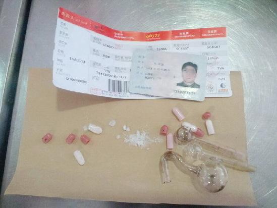 男子膠囊藏毒心虛 機(jī)場過安檢渾身抖動 男子膠囊藏毒心虛 機(jī)場過安檢渾身抖動