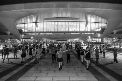 杭州東站遭廣場舞“占領(lǐng)” 站方劃出活動區(qū)域