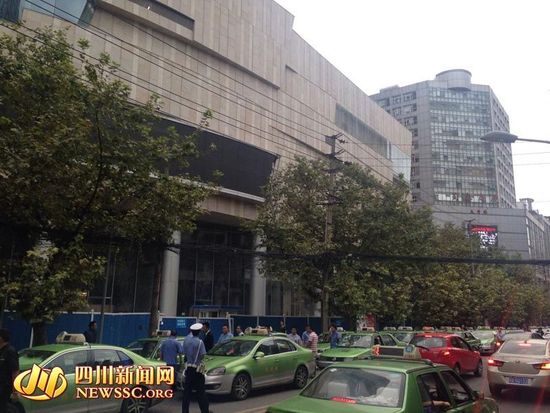 百輛出租車排隊5小時領(lǐng)百元購物卡 的哥稱不劃算