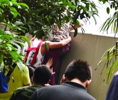 2小時后，該包工頭終于被抱下來了。