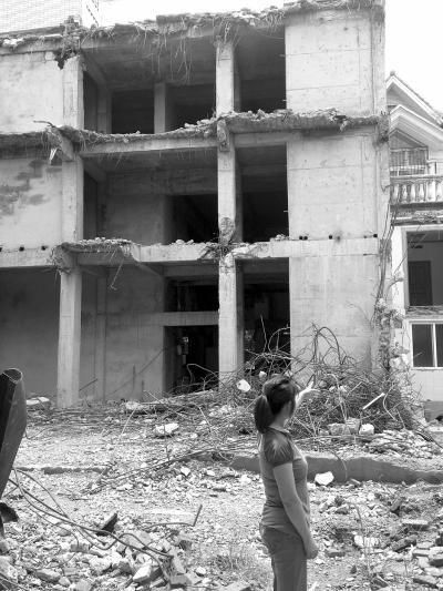 房主不在家時(shí)聯(lián)排別墅被城管當(dāng)違建拆除(圖) 房主不在家時(shí)聯(lián)排別墅被城管當(dāng)違建拆除(圖)