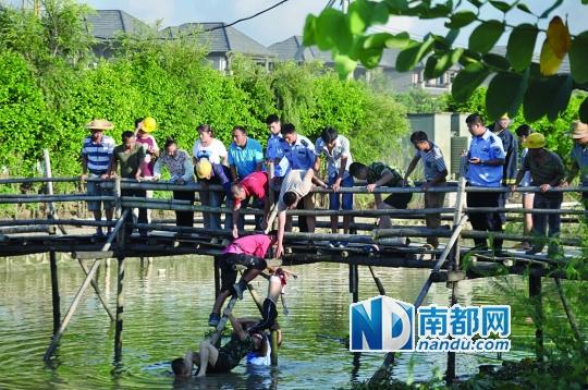 救援人員合力打撈起落水女孩，后經(jīng)醫(yī)護(hù)人員確認(rèn)已經(jīng)死亡。受訪者供圖