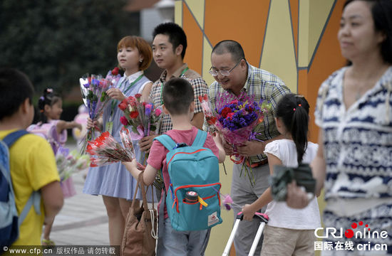 重慶一校長堅持六年校門口迎送學(xué)生彎腰問聲好(組圖) 重慶一校長堅持六年校門口迎送學(xué)生彎腰問聲好(組圖)