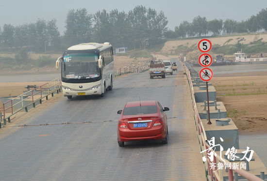 實(shí)拍濟(jì)南黃河浮橋邊“霸氣”十足交通指示牌 實(shí)拍濟(jì)南黃河浮橋邊“霸氣”十足交通指示牌