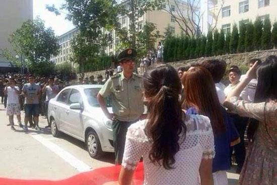 青島黃海學(xué)院，數(shù)千學(xué)生在校內(nèi)游行抗議