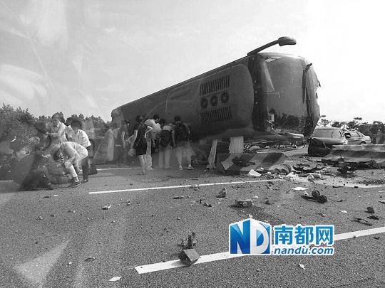 現(xiàn)場大客車側(cè)翻，玻璃碎落一地，車身卡在路邊水泥護欄上。 目擊者供圖