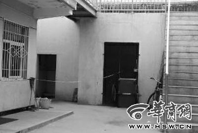 昨日下午，延長(zhǎng)縣第二幼兒園的廁所前已拉起警戒線