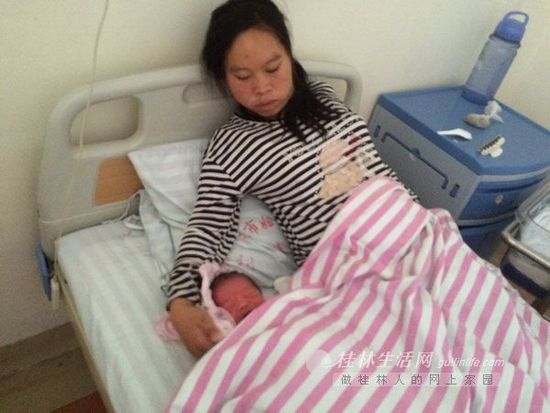 孕婦當街分娩路人站圈護“產(chǎn)” 母子平安(圖) 孕婦當街分娩路人站圈護“產(chǎn)” 母子平安(圖)