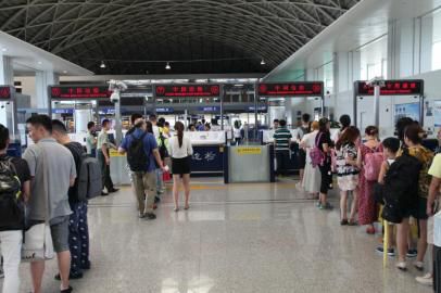 成都市民排隊準備出境。 成都市民排隊準備出境。