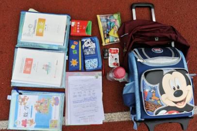 重7.8公斤的書包內(nèi)所裝物品。