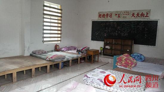 四川一小學(xué)條件差沒宿舍 寄宿學(xué)生只能睡教室 四川一小學(xué)條件差沒宿舍 寄宿學(xué)生只能睡教室