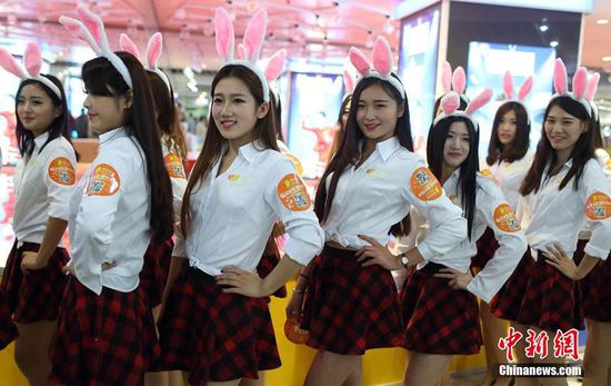 11月11日晚，一百位統(tǒng)一打扮的“兔女郎”現(xiàn)身南京新街口，逛街看電影玩快閃，走到哪里都被圍觀。