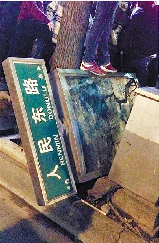 路牌都踩翻，還有人上了樹，城管不出手，也確實(shí)不大合適。