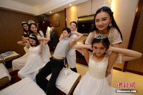 湖南十大?；w到足浴店學(xué)理療按摩(圖)