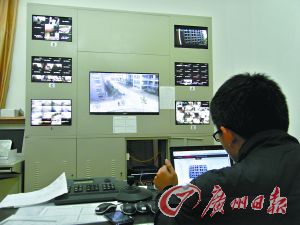 監(jiān)控室就可以看到男生宿舍樓的情況。