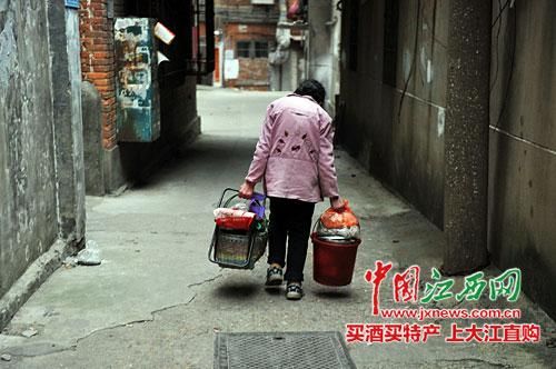 南昌一奶奶擺攤20年未漲價 日賺30元稱很滿足 南昌一奶奶擺攤20年未漲價 日賺30元稱很滿足