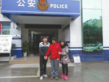 王江中和弟弟、大姑離開(kāi)東南派出所前的合影。張文敏攝