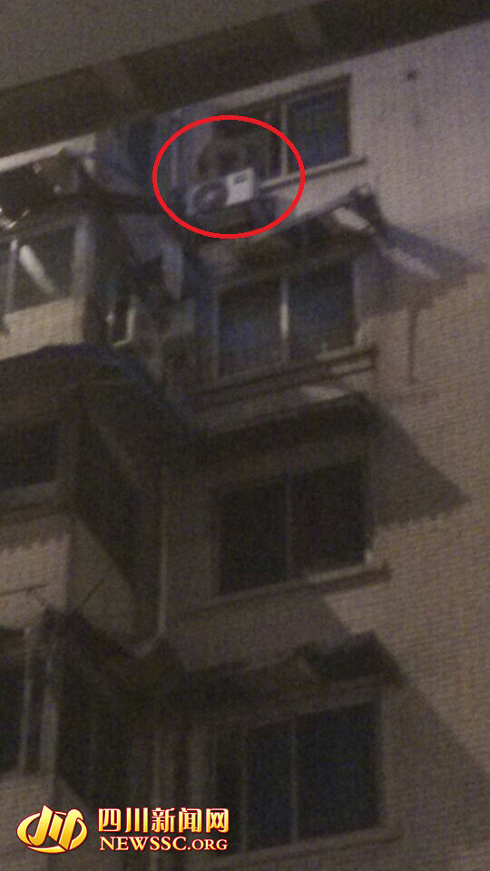 男子踩著6樓雨棚翻上7樓空調(diào)外掛 男子踩著6樓雨棚翻上7樓空調(diào)外掛