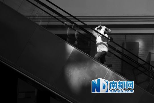12月12日上午，正佳廣場內(nèi)，任淘淘在扶梯上奔跑玩耍。