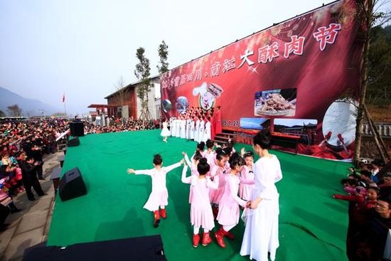 四川一小學(xué)讓孩子冬天光膀跳舞 排舞老師稱不冷 四川一小學(xué)讓孩子冬天光膀跳舞 排舞老師稱不冷