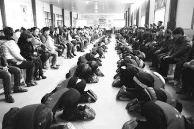 學(xué)生們?cè)诶蠋煹闹笇?dǎo)下，一起給父母下跪謝恩。微博截圖