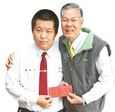 校長稱贊鄭詠釧（左）處變不驚，頒發(fā)2000元臺幣紅包“壓驚”，并記一大功。