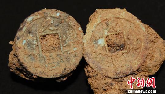 巖橋村廟山地區(qū)出土銅錢。　桐廬文管辦　攝