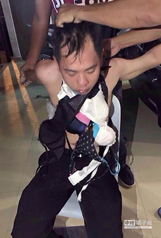 新加坡一名內(nèi)衣賊，被迫穿上女性?xún)?nèi)衣游街示眾。