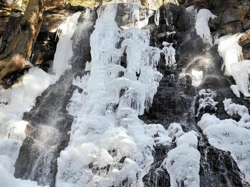 富士河口湖畔的瀑布結(jié)冰，成了一道“冰瀑”。