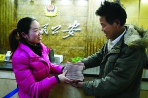 農(nóng)民工撿到13萬(wàn) 糾結(jié)3天交不交后還給失主(圖)