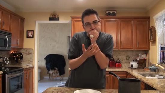 這名男子用手捏緊雞蛋，從窄口一吹，便能輕易把雞蛋吹出，而且不帶任何碎片。