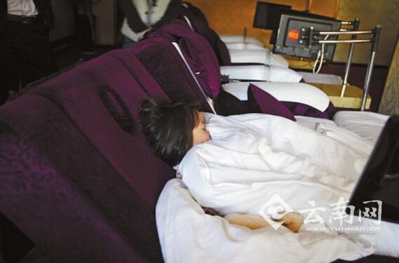 夜里，孩子就睡在沙發(fā)躺椅上。