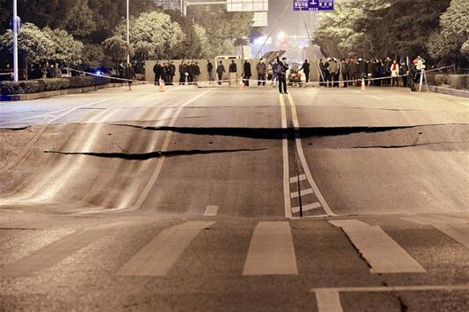 地面繼續(xù)下沉，路面斷裂