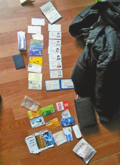 3劫匪持POS機入室搶劫取走4萬 3劫匪持POS機入室搶劫取走4萬